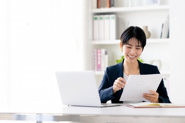 (紹介)香芝市｜研磨用品の製造、販売会社｜事務経験を活かして働けます！賞与2回・皆勤手当など充実待遇【総合事務職(経理・出荷手配・取引先との連絡など)】正社員募集！年間休日115日！月給18万～！駅より徒歩4分で通勤便利◎車・バイク通勤OK(６００８　紹介)