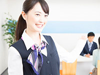 【生駒市内・時給1200円～】大手自動車ディーラー内、受付・案内・接客スタッフ大募集(ショールームにご来店されたお客様のお出迎え、お茶出し、電話対応、データ入力など)　時給1200円～土日祝含む週4日～でOK！未経験者歓迎！！綺麗でお洒落なショールームにて大募集中！（１４００３　生駒）